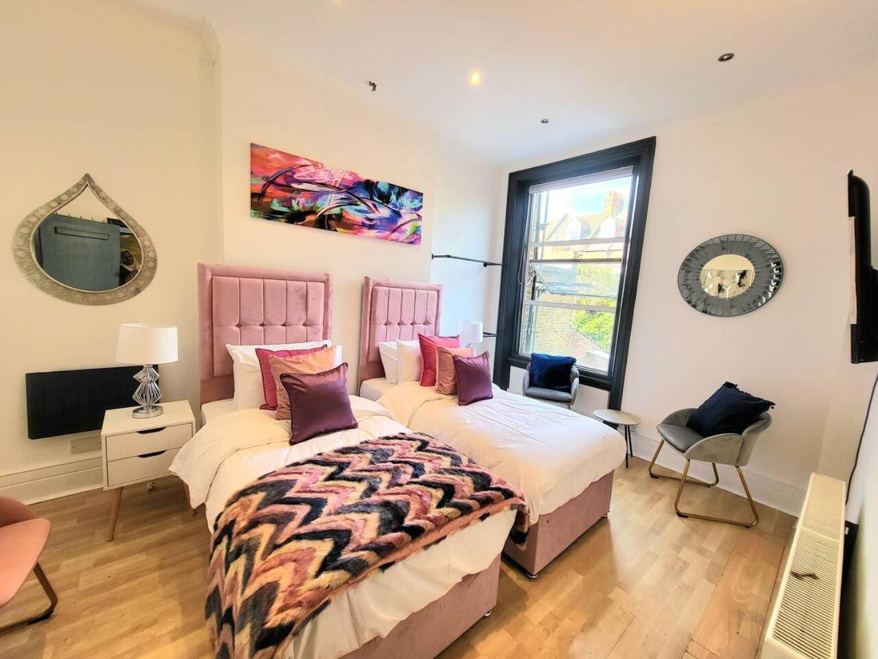 Spacious Six Bedrooms House By Sensational Short Lets & Serviced With 13 Beds, Free Parking, Free Wi-fi & Balcony Feriehus *