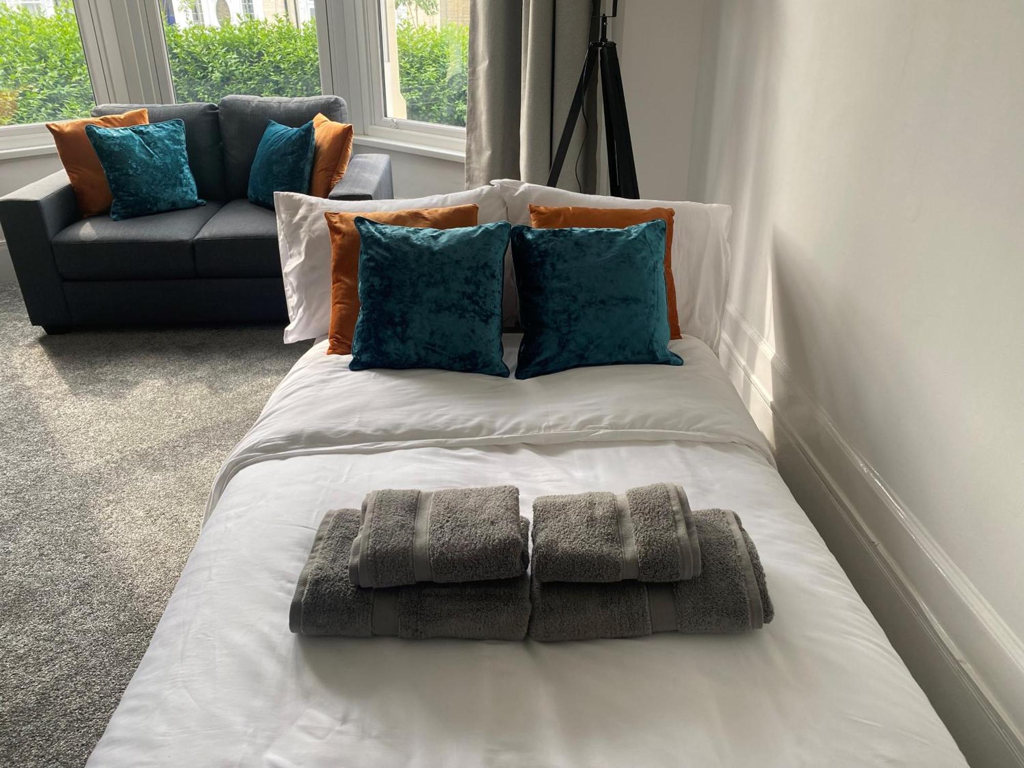 Spacious King Size 1bed Flat In Leafy Suburb London