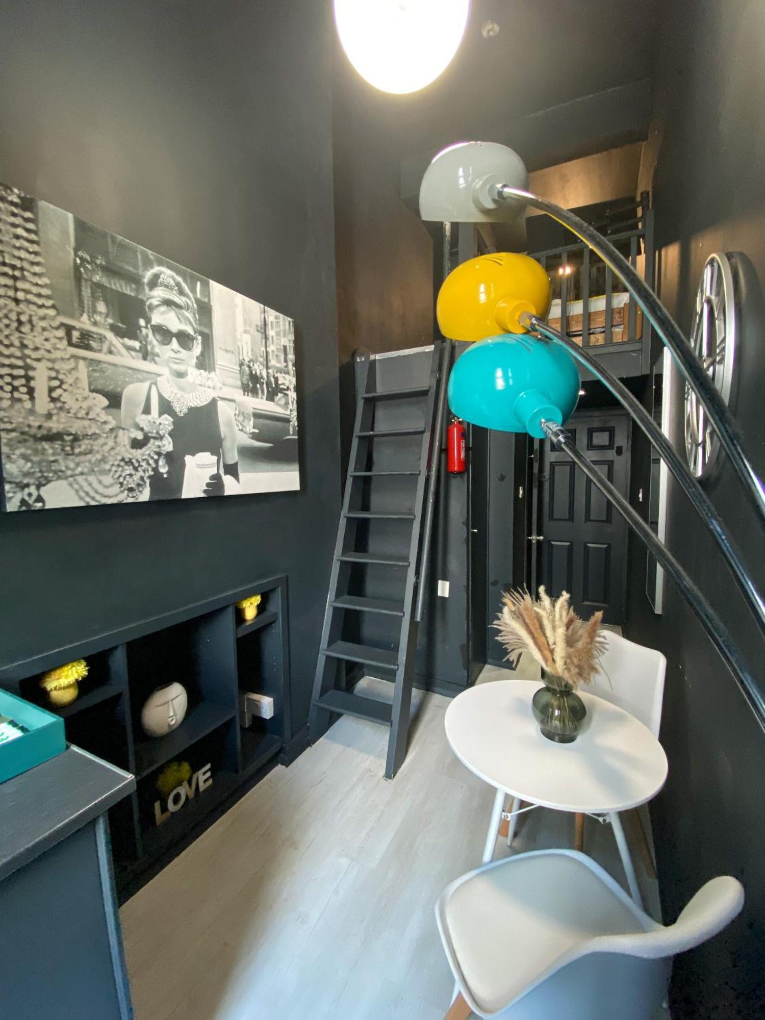 Modern Close To Hyde Park Apartment *