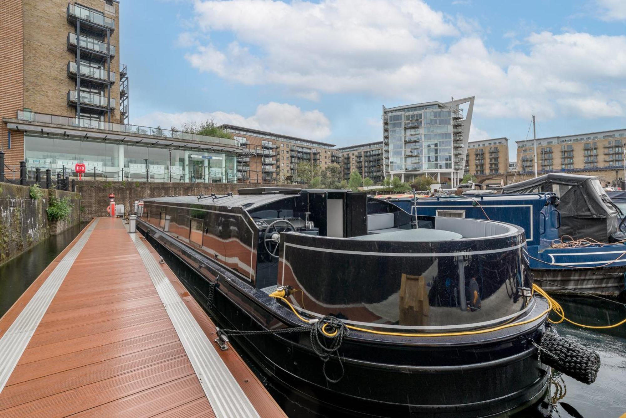 Elegant Houseboat Near Canary Wharf Båter