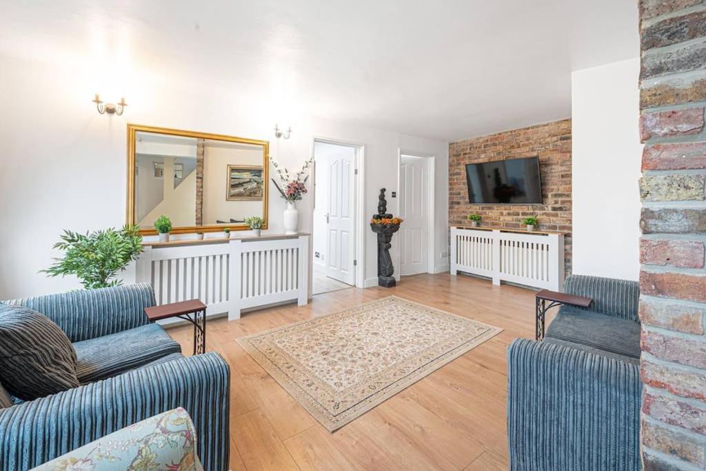 Charming In Hampstead Heath *