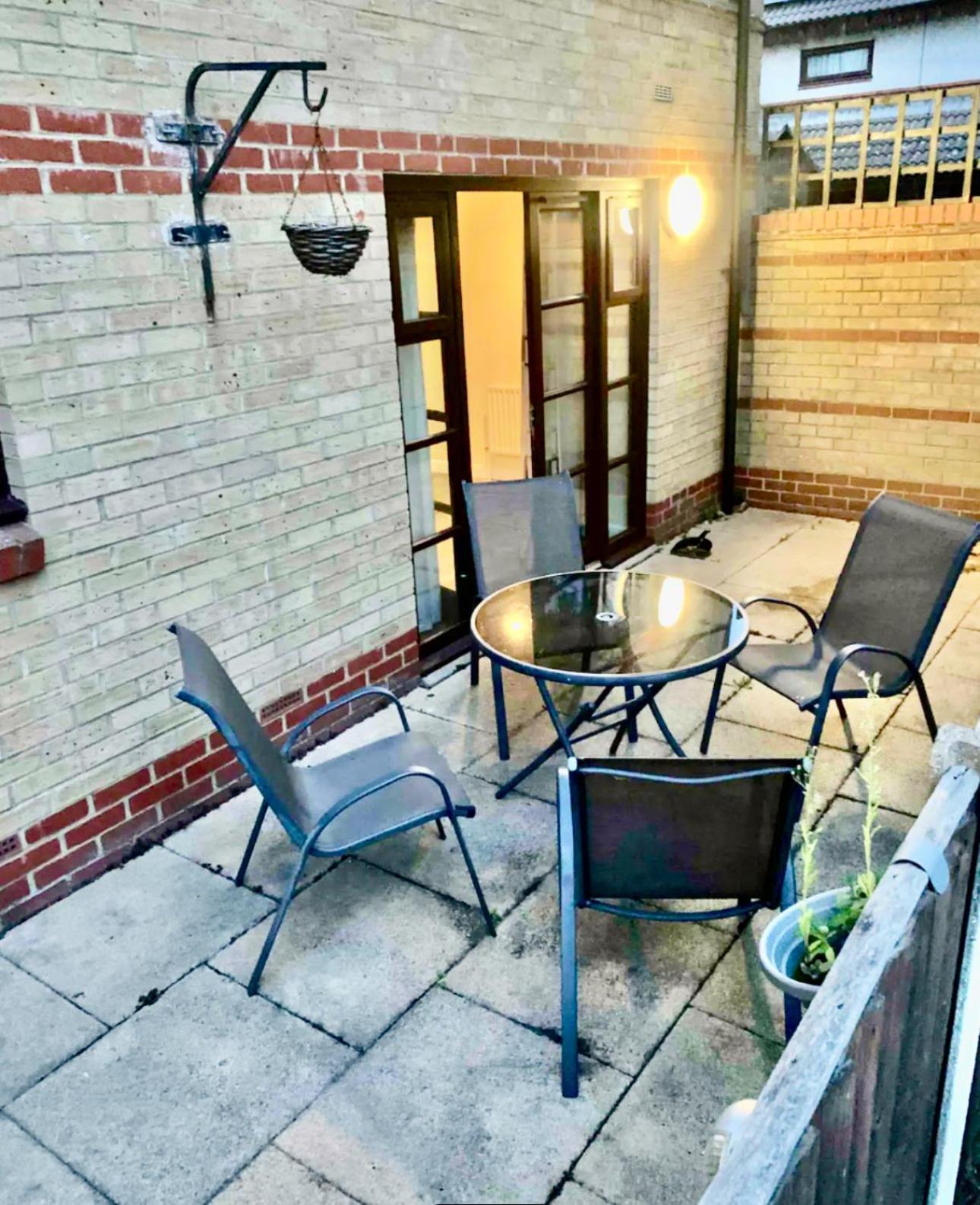 Spacious & Modern 2 Bed Sleeps 5 In Walthamstow Apartment London