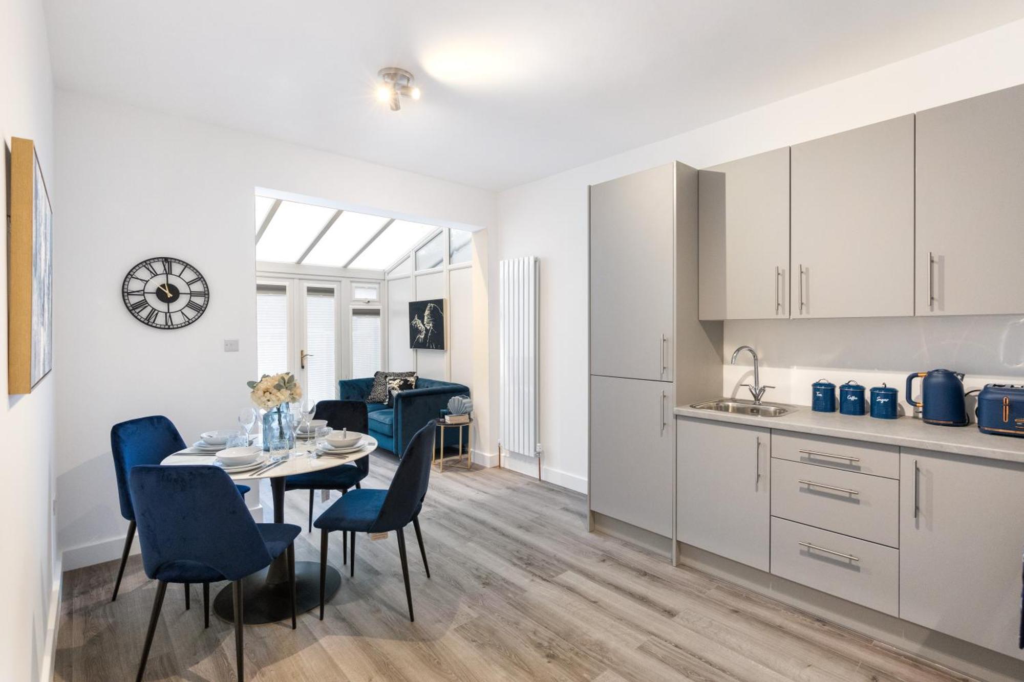 Modern 2 Bedroom 3 Min Walk To Tube Station Leilighet London