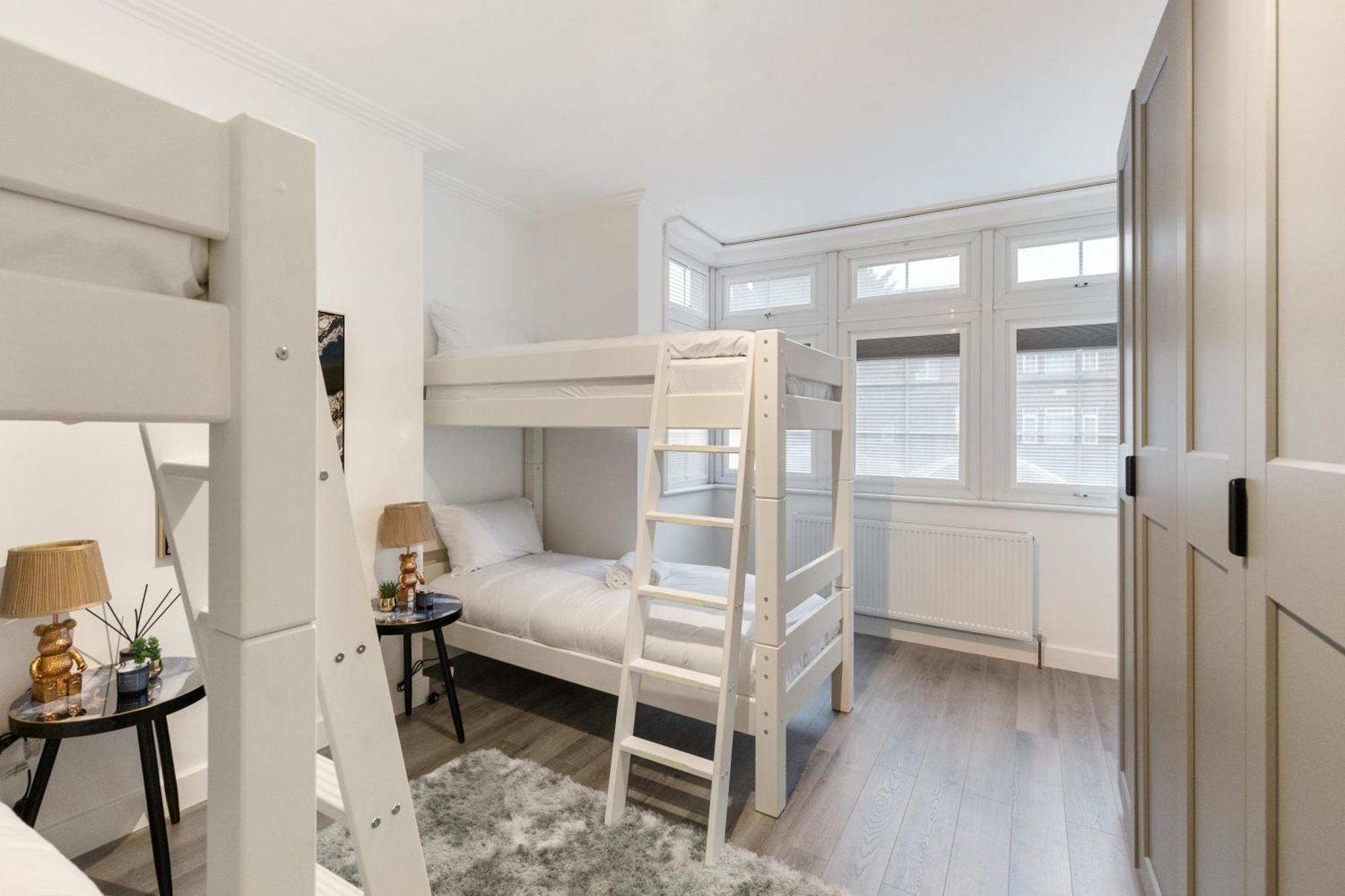 Modern 2 Bedroom 3 Min Walk To Tube Station Leilighet London