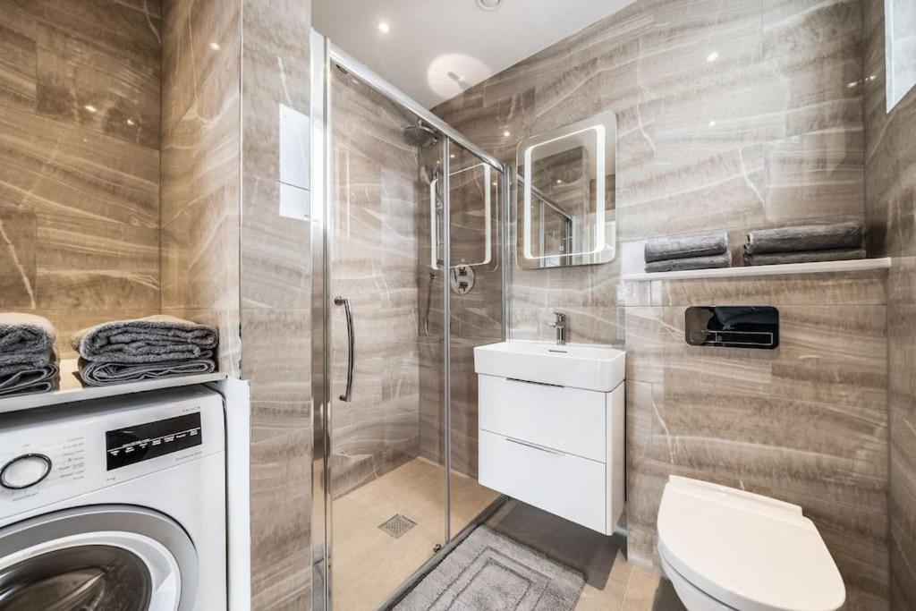Amazing One Bedroom Penthouse In Wimbledon *