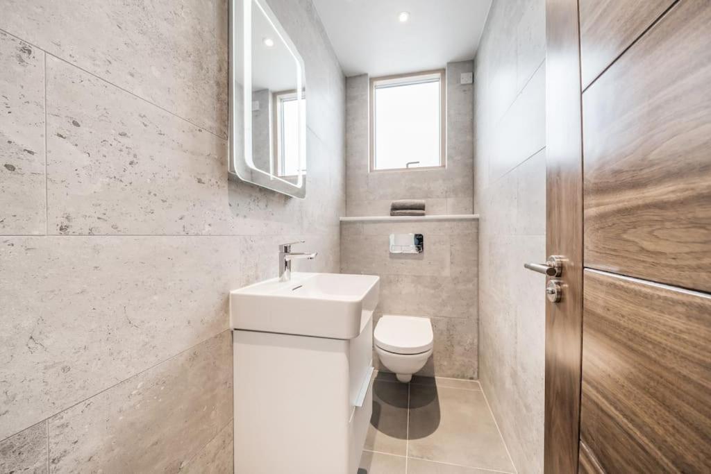 Amazing One Bedroom Penthouse In Wimbledon *