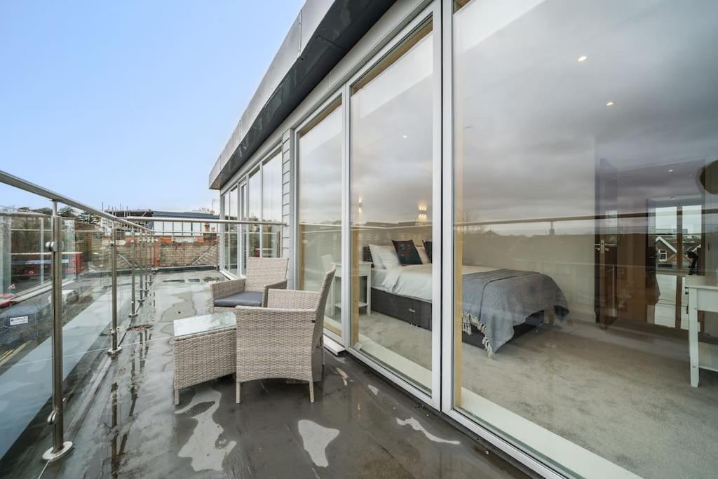 Amazing One Bedroom Penthouse In Wimbledon London