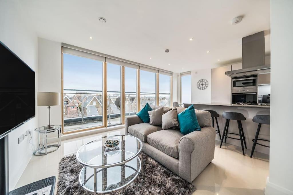 Amazing One Bedroom Penthouse In Wimbledon