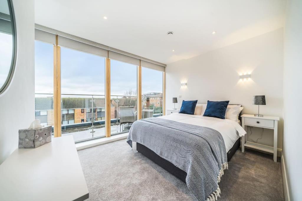 Amazing One Bedroom Penthouse In Wimbledon Apartment London