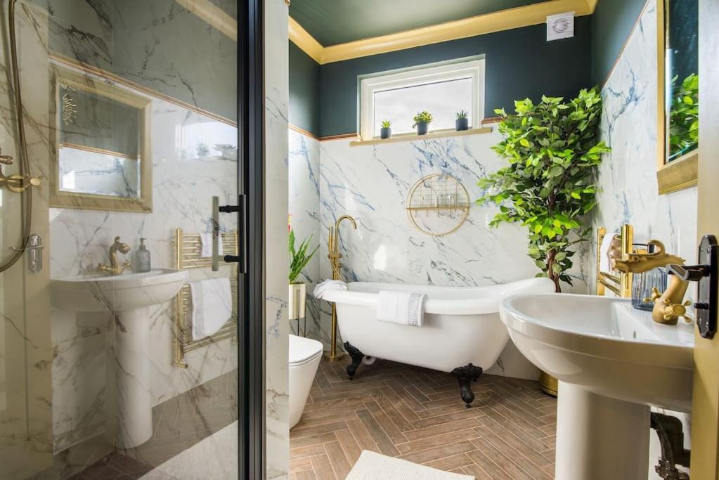 Apartment Luxury Versace 2 Bed, Hot Tub, Pool Table, Sky Tv London