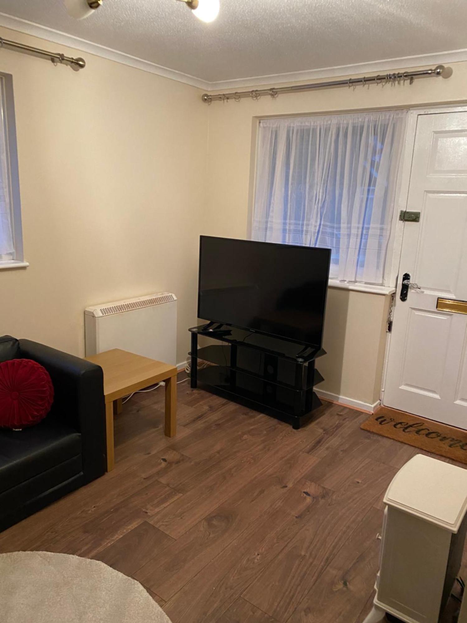 Fabulous Furnished In Beckton Apartment *