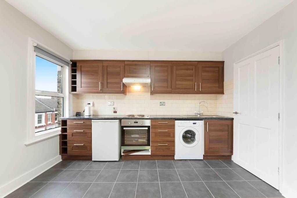 New 1 Bed Westfield/ Chiswick/ Hammersmith * London