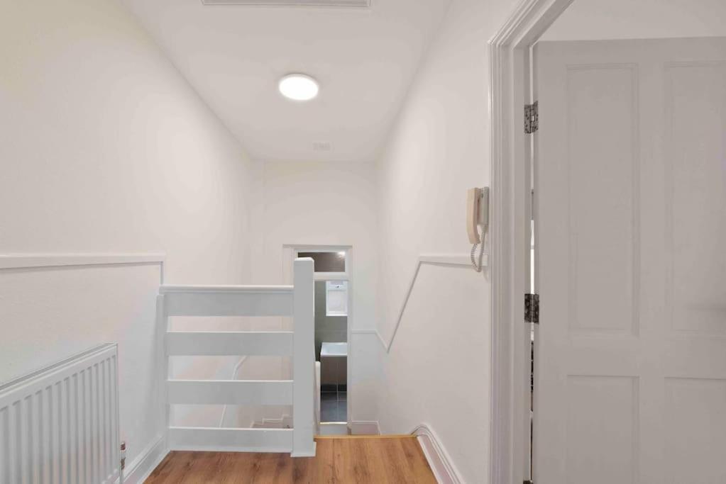 New 1 Bed Westfield/ Chiswick/ Hammersmith Apartment London