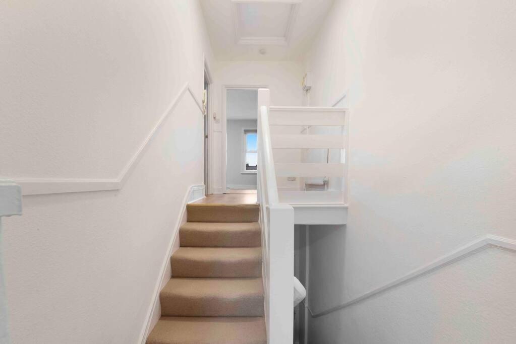 New 1 Bed Westfield/ Chiswick/ Hammersmith Apartment *