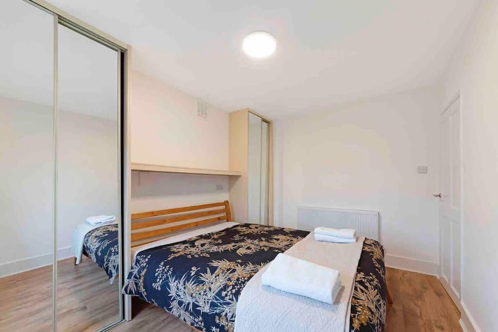 New 1 Bed Westfield/ Chiswick/ Hammersmith Apartment London
