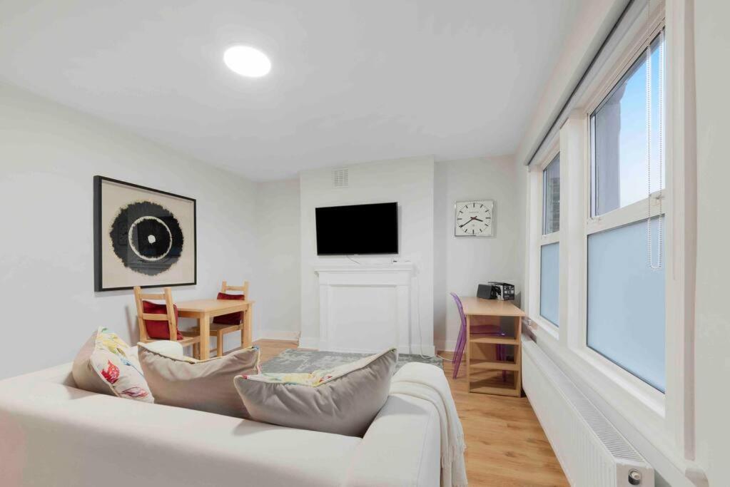 New 1 Bed Westfield/ Chiswick/ Hammersmith Apartment