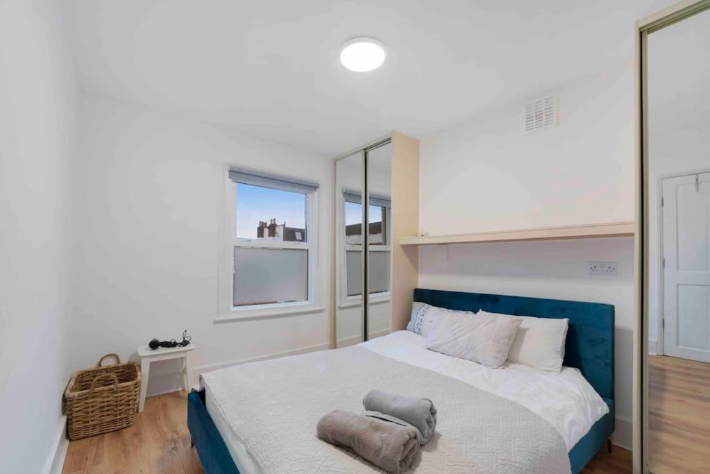 New 1 Bed Westfield/ Chiswick/ Hammersmith Apartment *