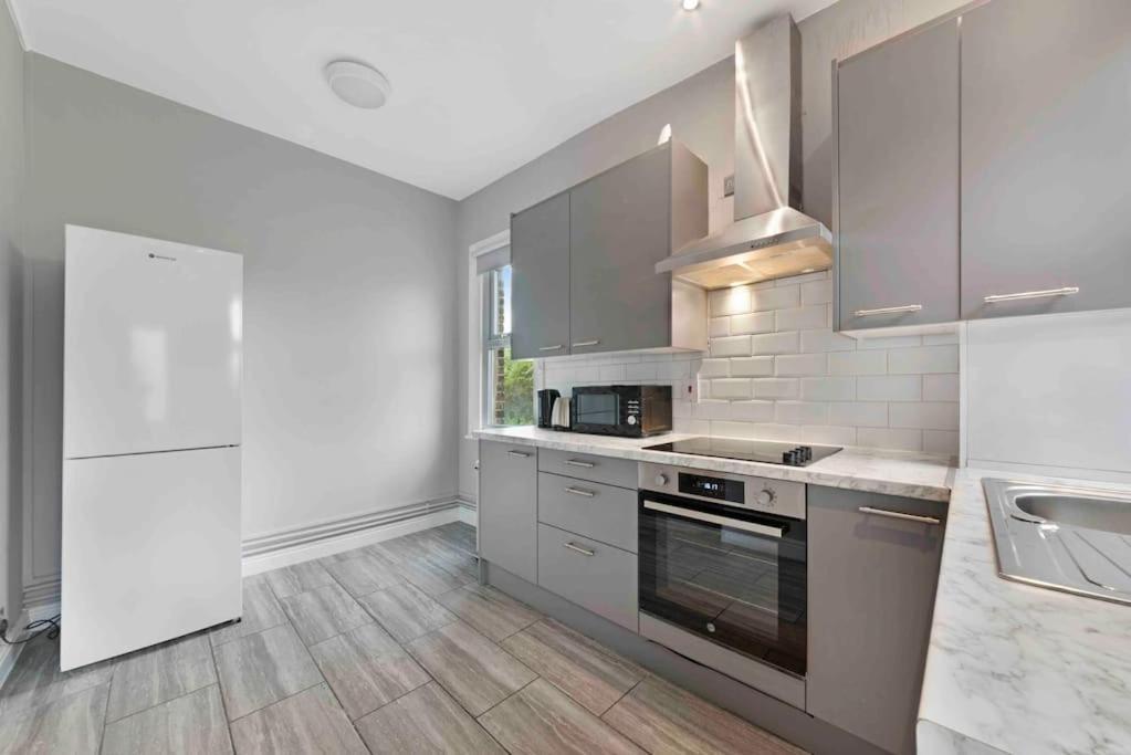 North Kensington Westfield 3 Bedroom New Deluxaprt *