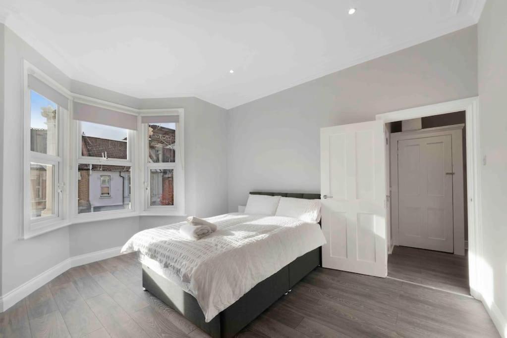 North Kensington Westfield 3 Bedroom New Deluxaprt *