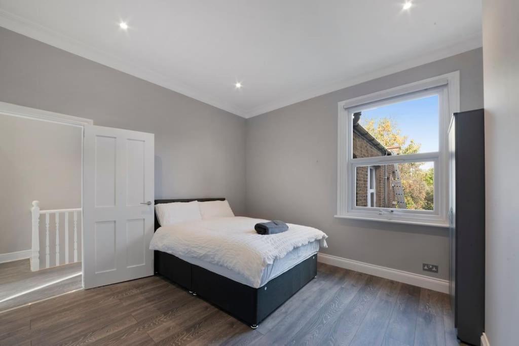 North Kensington Westfield 3 Bedroom New Deluxaprt Apartment *