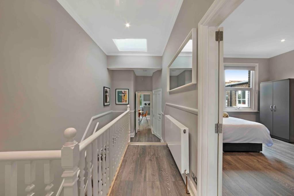 North Kensington Westfield 3 Bedroom New Deluxaprt London