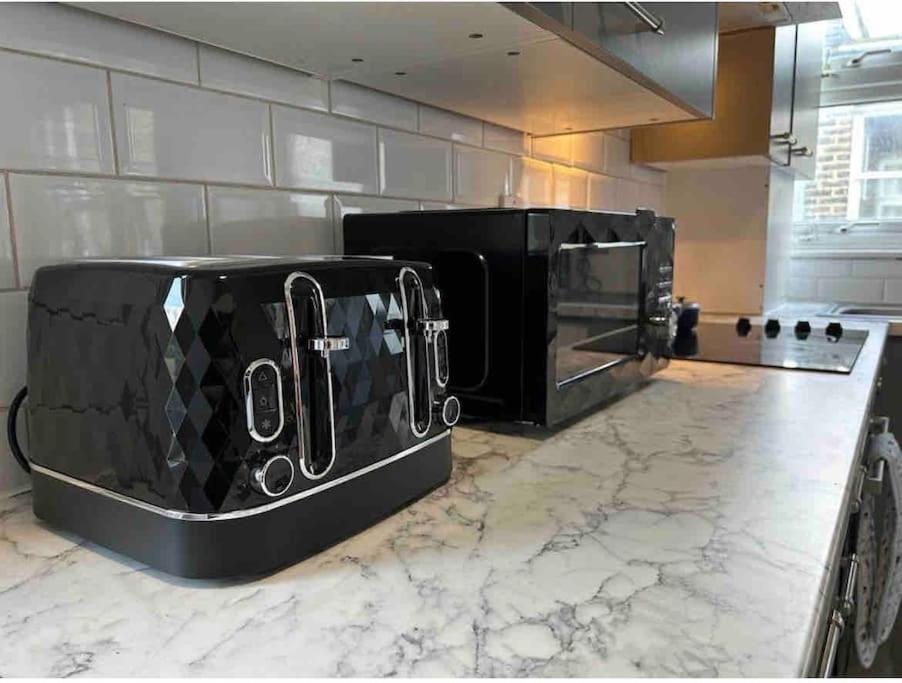 North Kensington Westfield 3 Bedroom New Deluxaprt