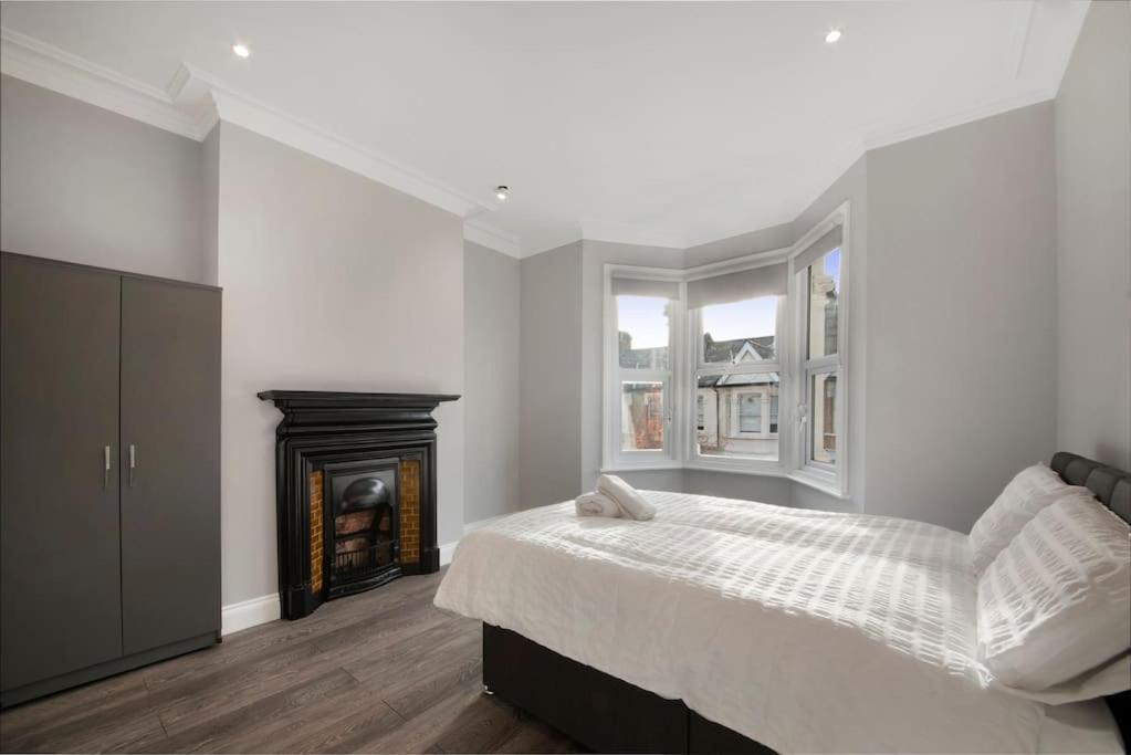 North Kensington Westfield 3 Bedroom New Deluxaprt * London