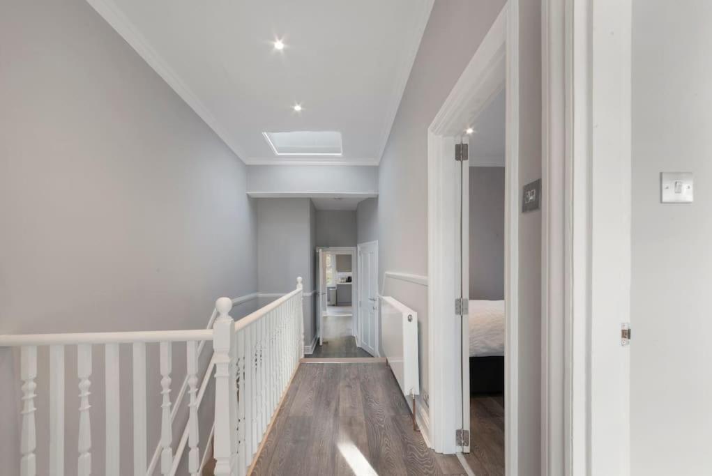 North Kensington Westfield 3 Bedroom New Deluxaprt Apartment