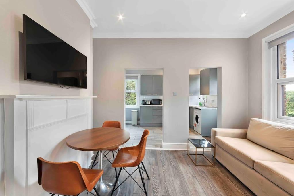 North Kensington Westfield 3 Bedroom New Deluxaprt *