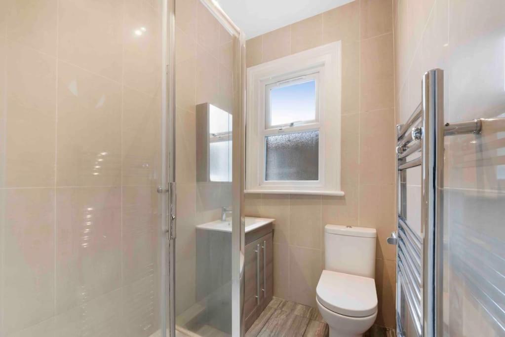 North Kensington Westfield 3 Bedroom New Deluxaprt London