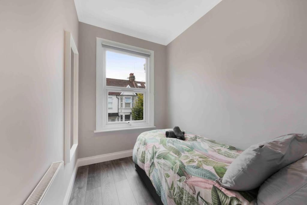 North Kensington Westfield 3 Bedroom New Deluxaprt *