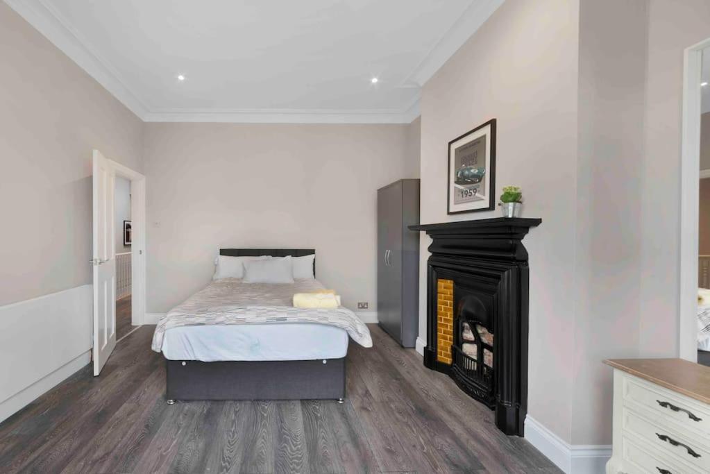 North Kensington Westfield 3 Bedroom New Deluxaprt Apartment London
