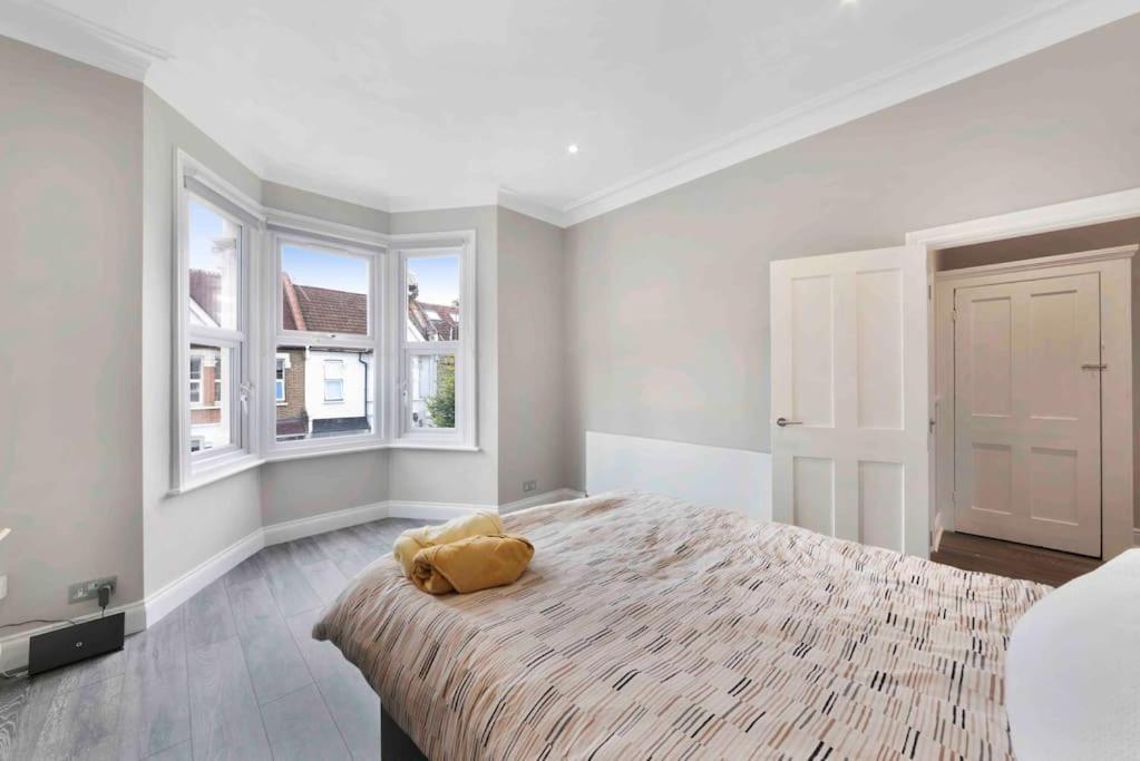 North Kensington Westfield 3 Bedroom New Deluxaprt Apartment *