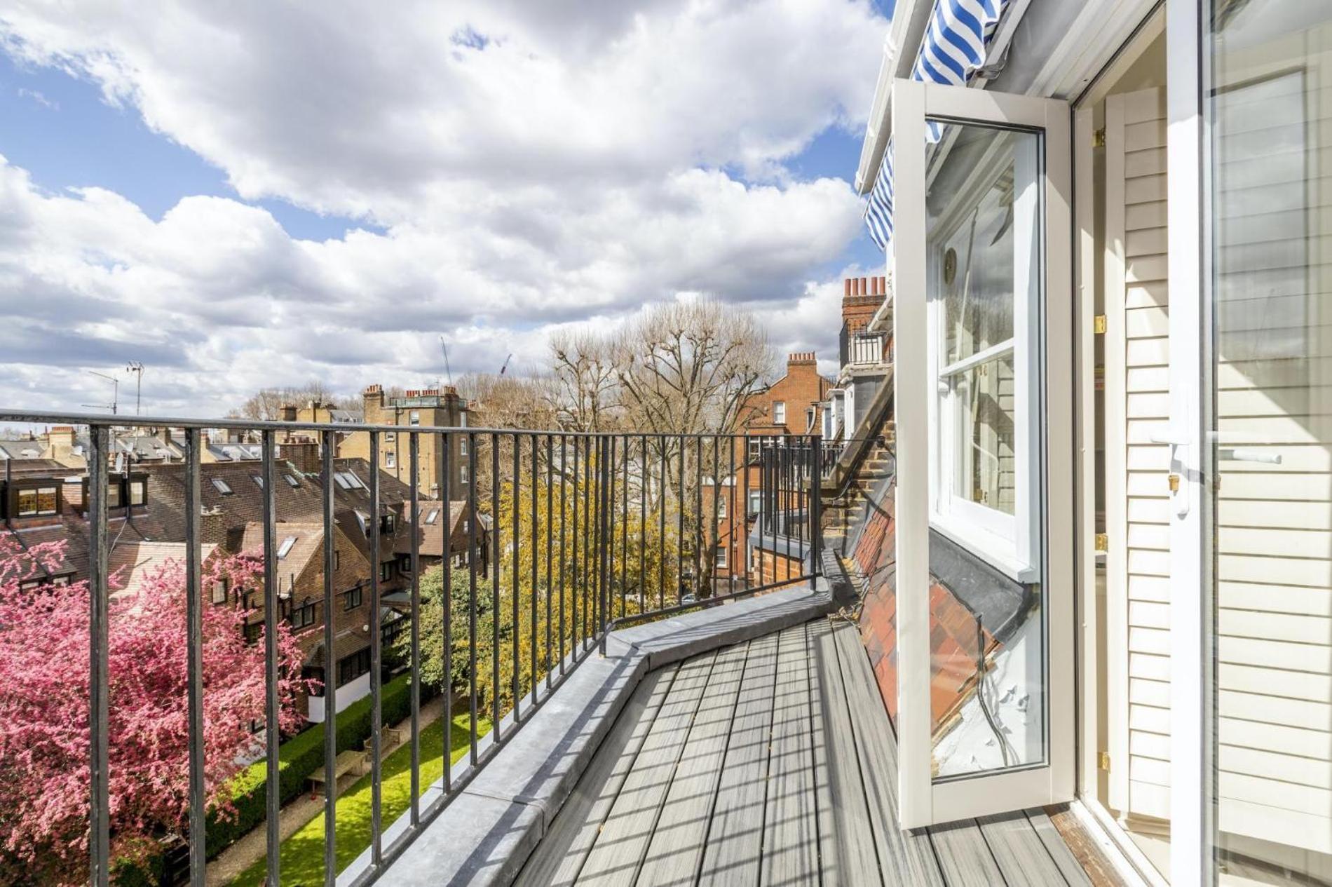 The Baby's Breath 2 Bedroom With Patio In Chelsea Apartment
