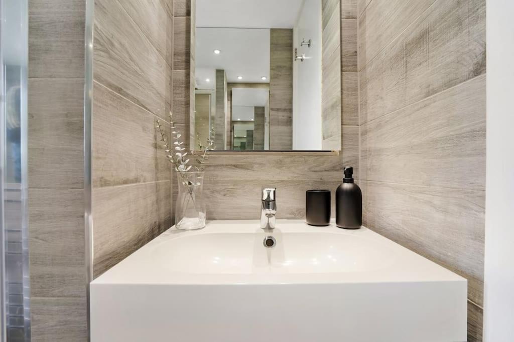 The Camden Bright & Beautiful 2-bed Retreat Leilighet London