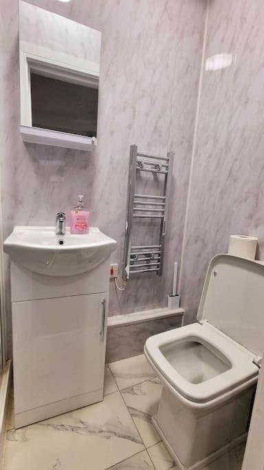 Leilighet 2 Bed Cosy Flat Close To Bus & Tube Station *