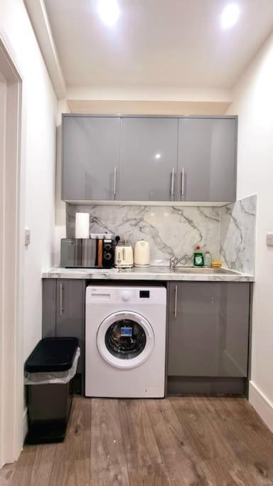 2 Bed Cosy Flat Close To Bus & Tube Station Leilighet *