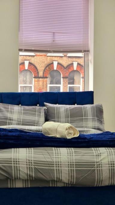 2 Bed Cosy Flat Close To Bus & Tube Station Leilighet