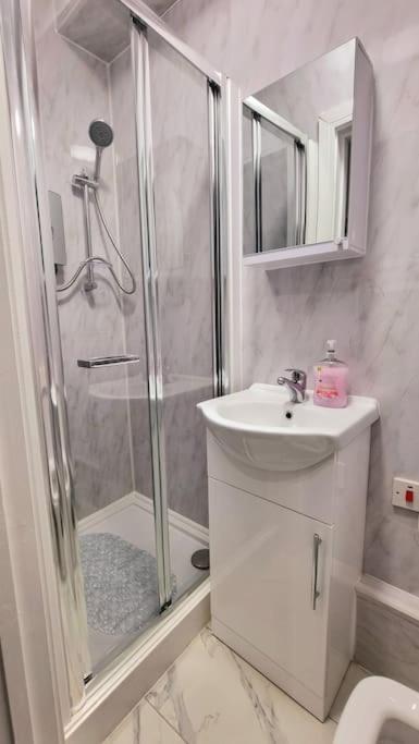 Leilighet 2 Bed Cosy Flat Close To Bus & Tube Station