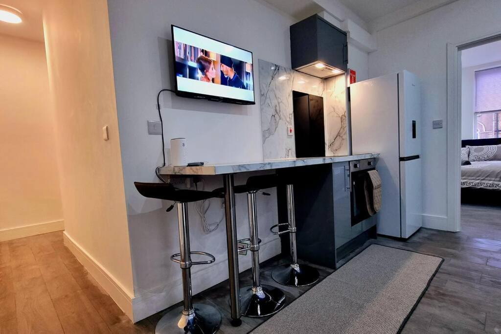 2 Bed Cosy Flat Close To Bus & Tube Station Leilighet *
