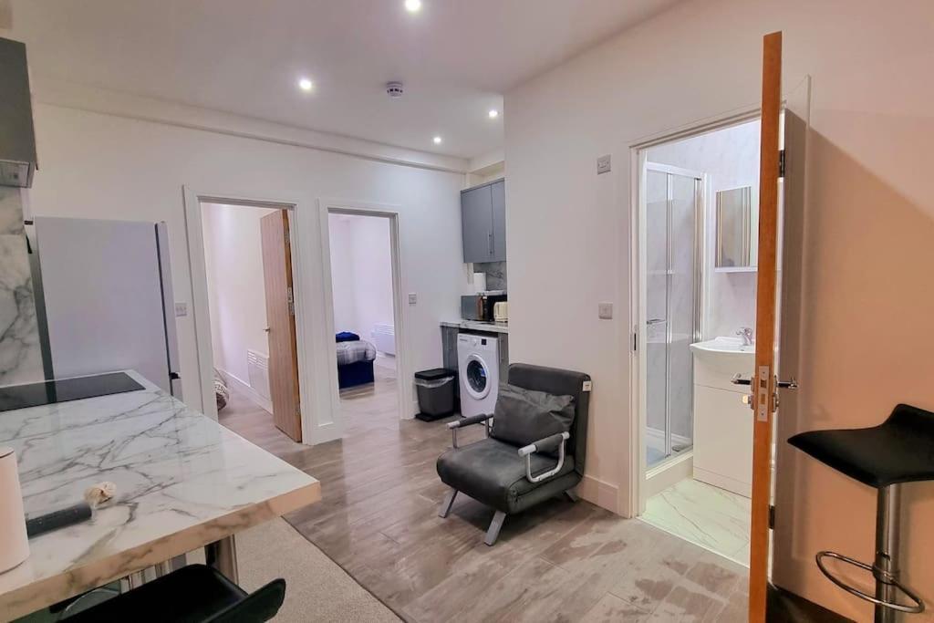 Leilighet 2 Bed Cosy Flat Close To Bus & Tube Station *