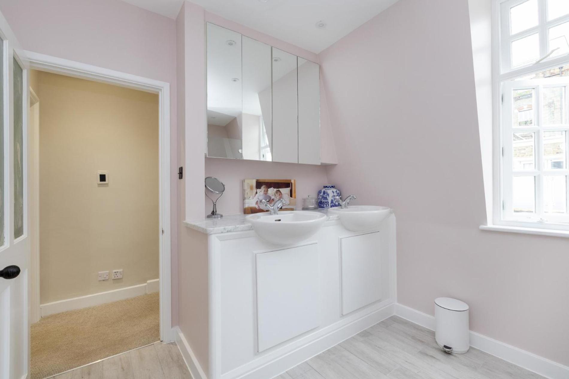 Whoops-a-daisy 3 Bedroom In Notting Hill *