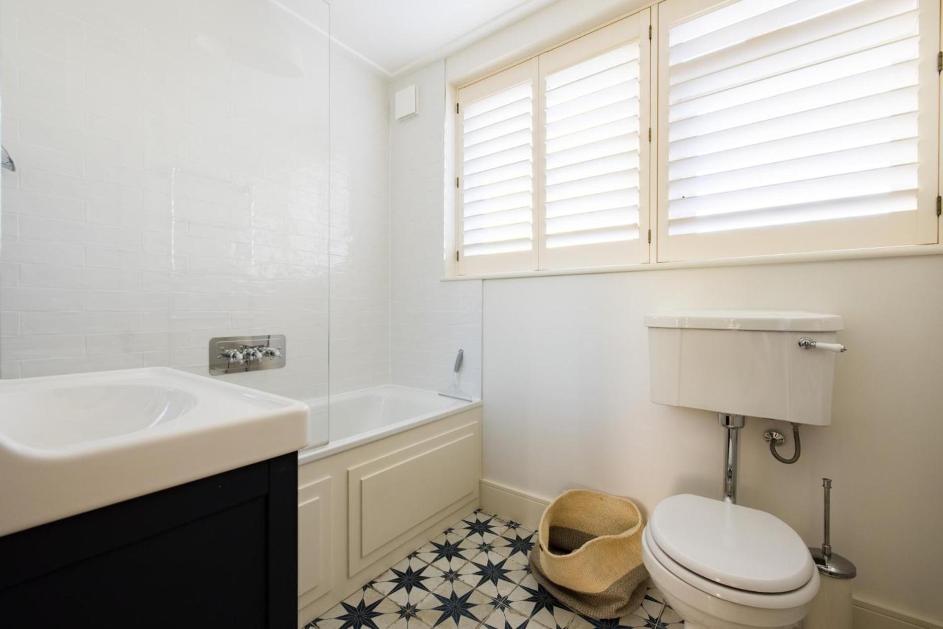 Battersea Set - 3 Bedroom With Garden *
