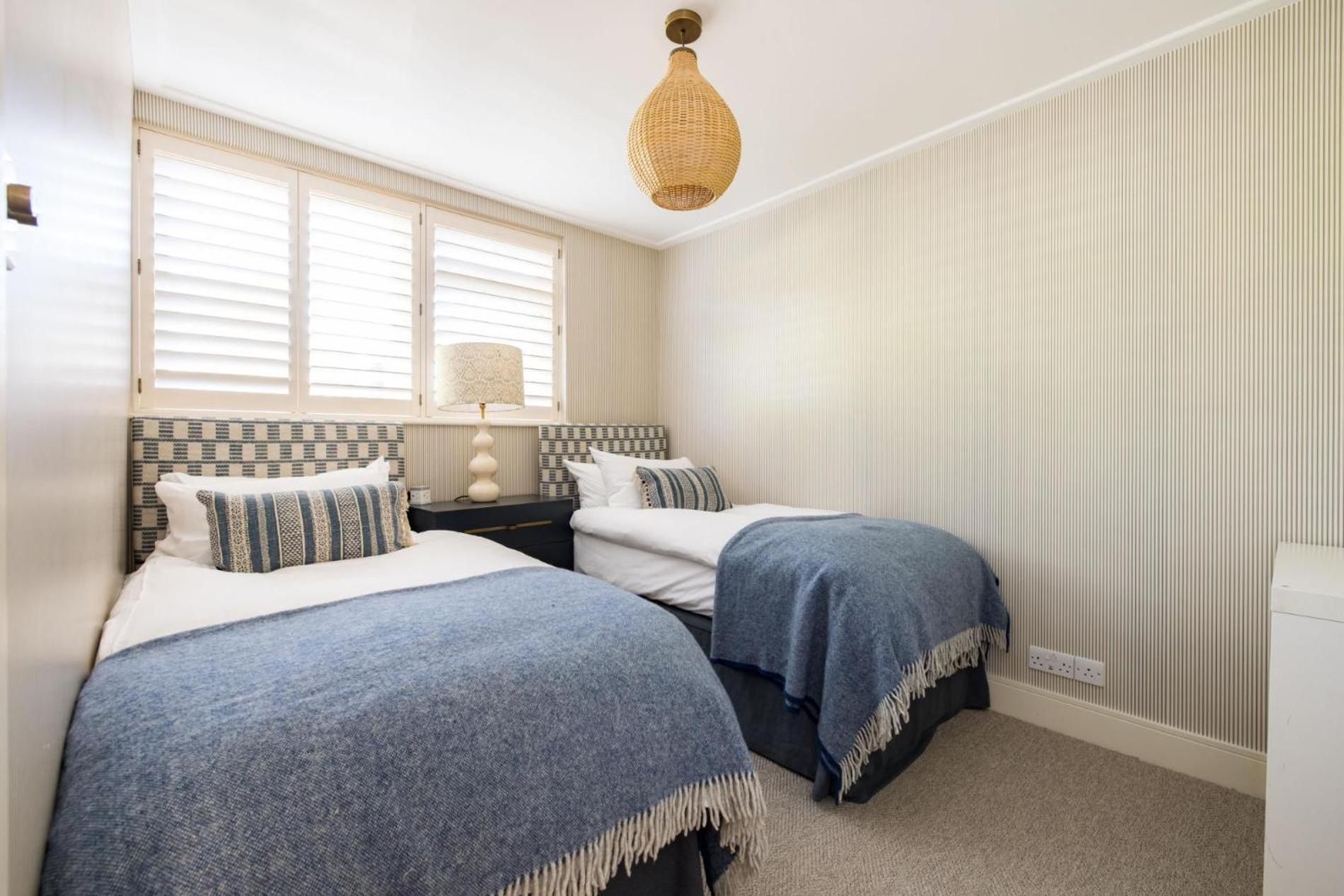 Apartment Battersea Set - 3 Bedroom With Garden