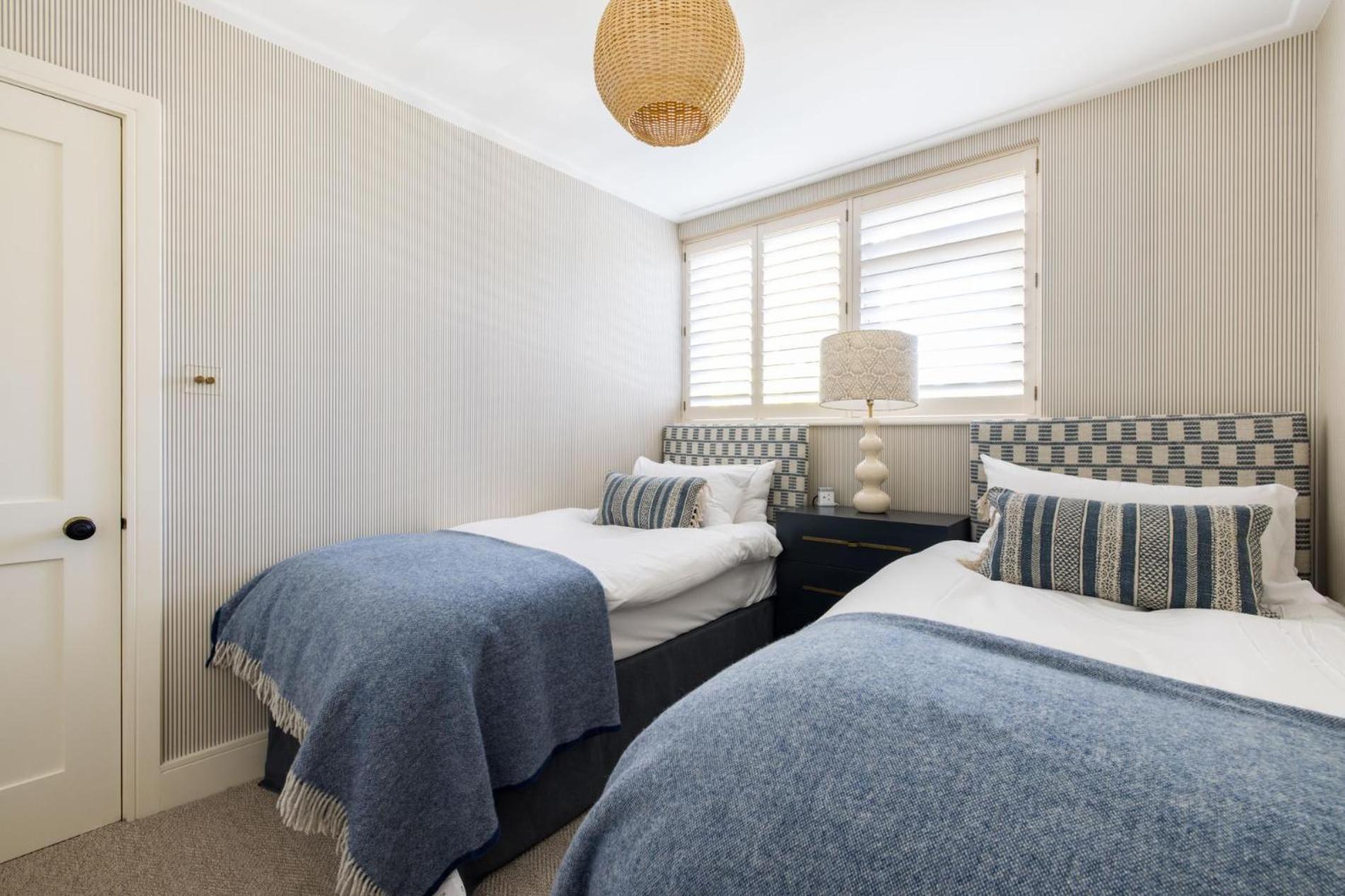 Apartment Battersea Set - 3 Bedroom With Garden