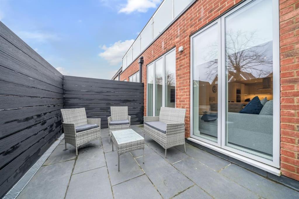Amazing 3 Bedroom Flat In The Heart Of Wimbledon London