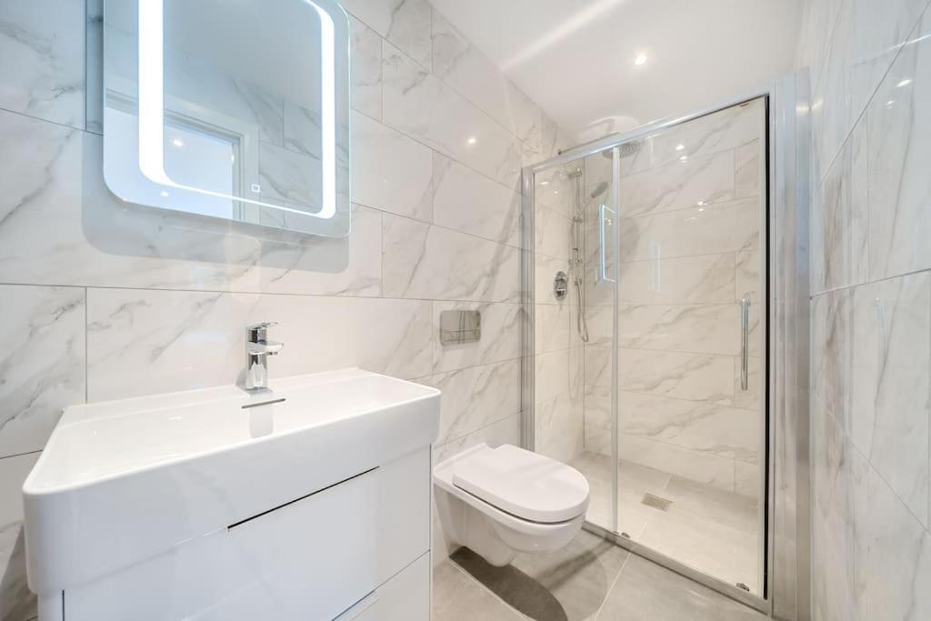 Amazing 3 Bedroom Flat In The Heart Of Wimbledon London