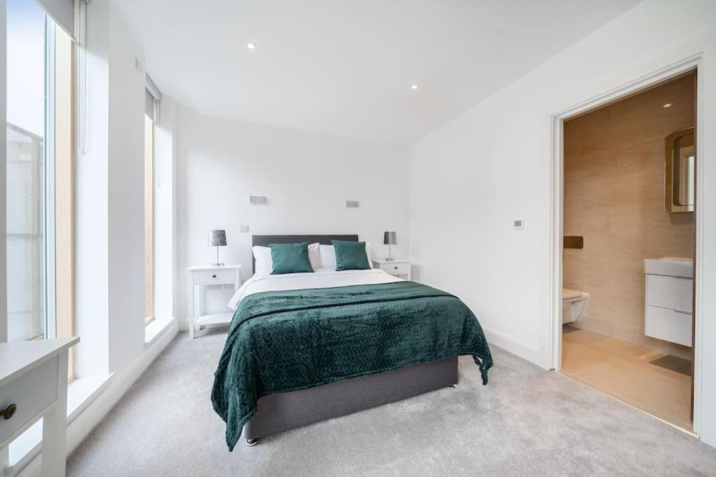 Amazing 3 Bedroom Flat In The Heart Of Wimbledon *