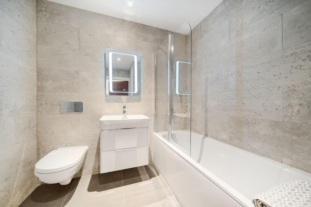 Amazing 3 Bedroom Flat In The Heart Of Wimbledon