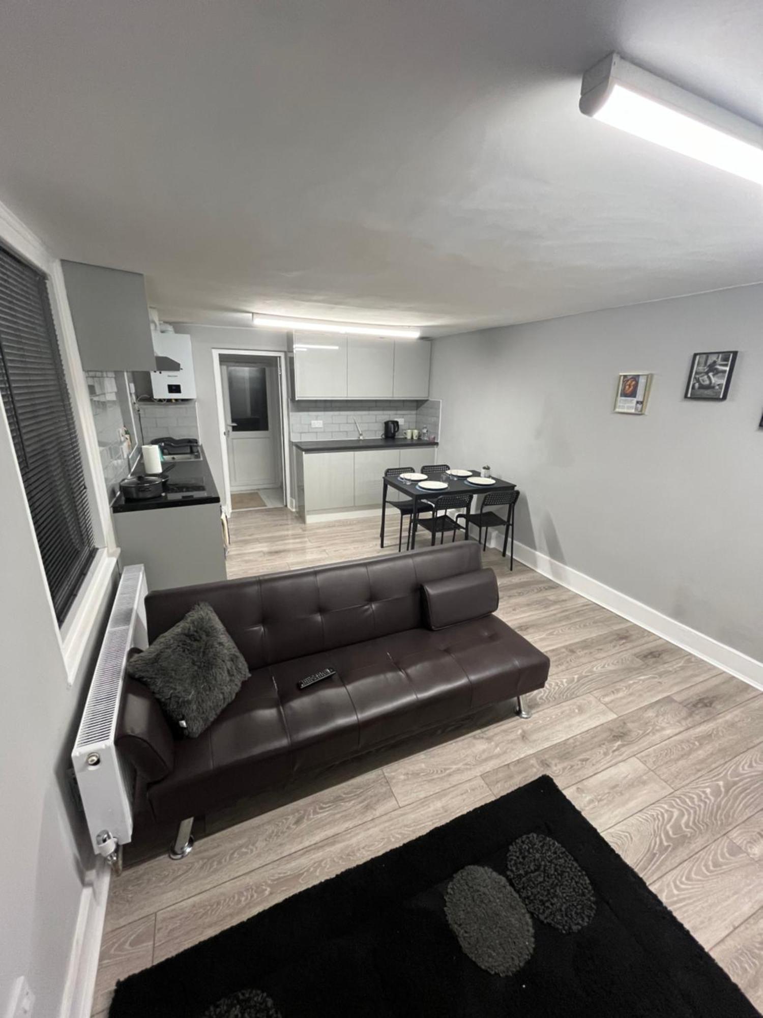 Cozy Two Bed In Brixton Next To Station London